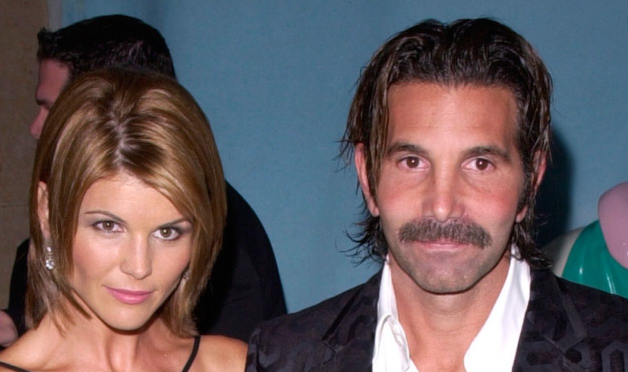 Actress LORI LOUGHLIN & husband at the Carousel of Hope Ball 2000 at the Beverly Hilton Hotel. 28OCT2000.   Paul Smith / Featureflash