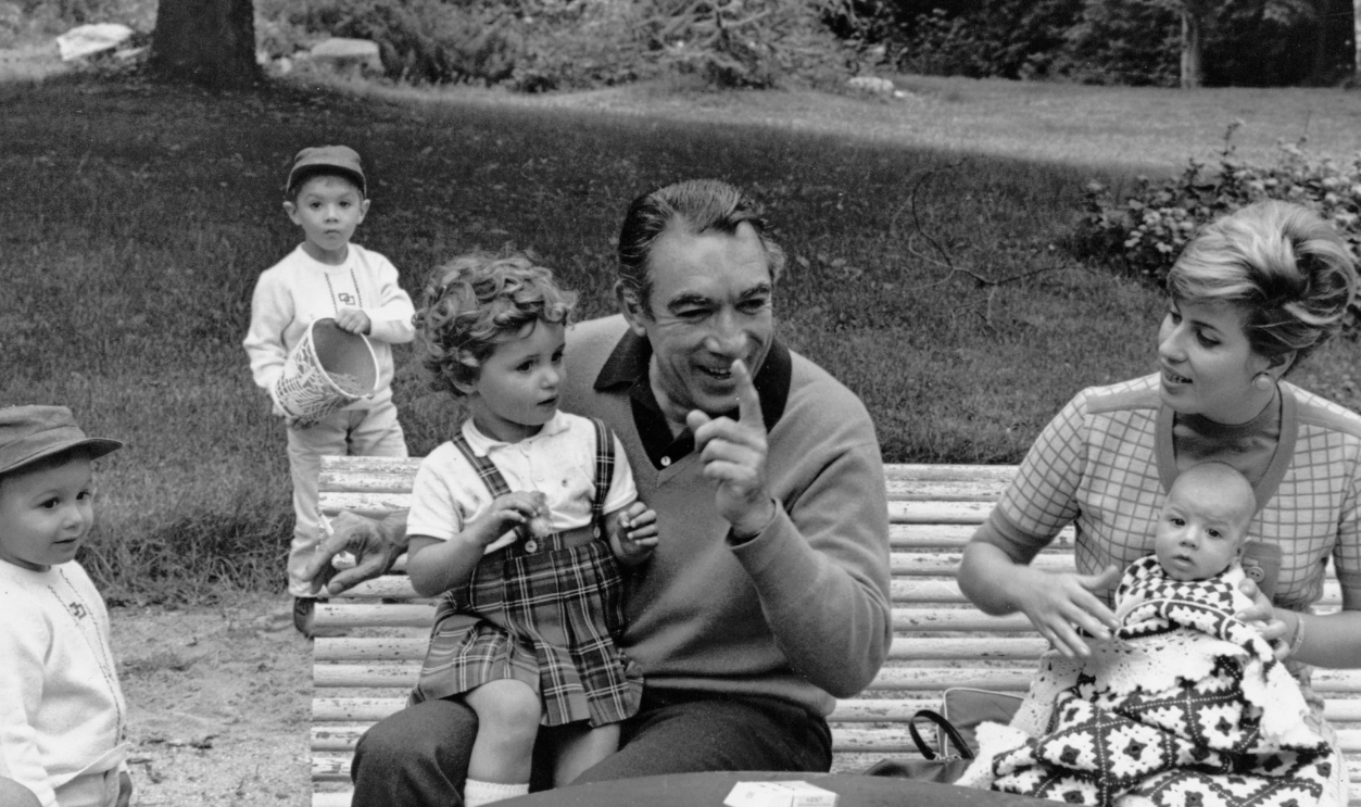  Quinn, Anthony *21.04.1915-03.06.2001+ Actor, painter and writer, USA - with his wife Yolanda and his children in the garden of his villa - 1966 - Vintage property of ullstein bild