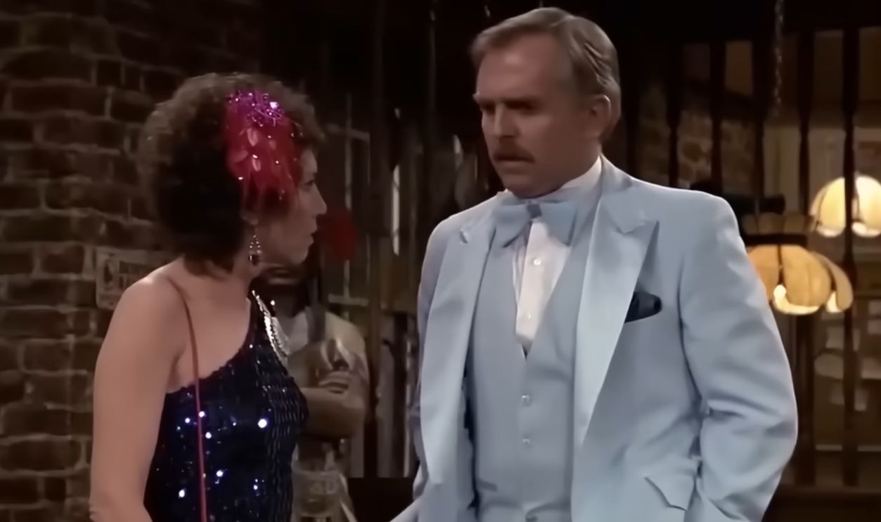 Screenshot from Cheers (1982-1993)
