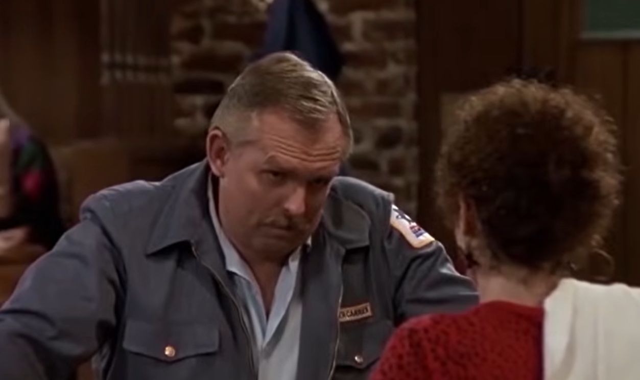 Screenshot from Cheers (1982-1993)