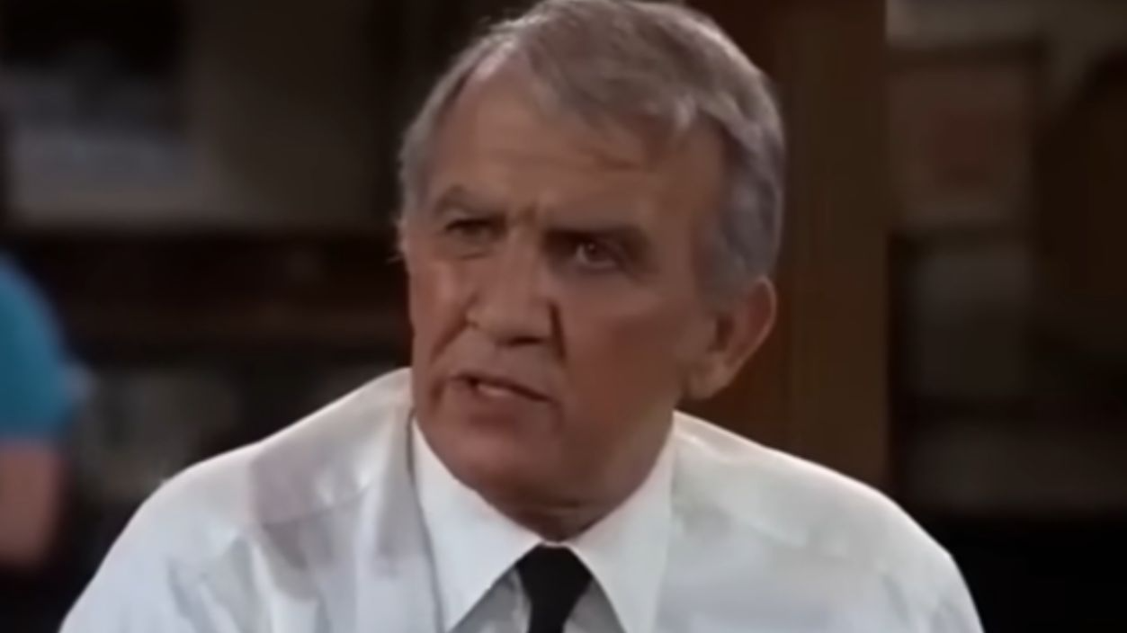 Screenshot from Cheers (1982-1993)