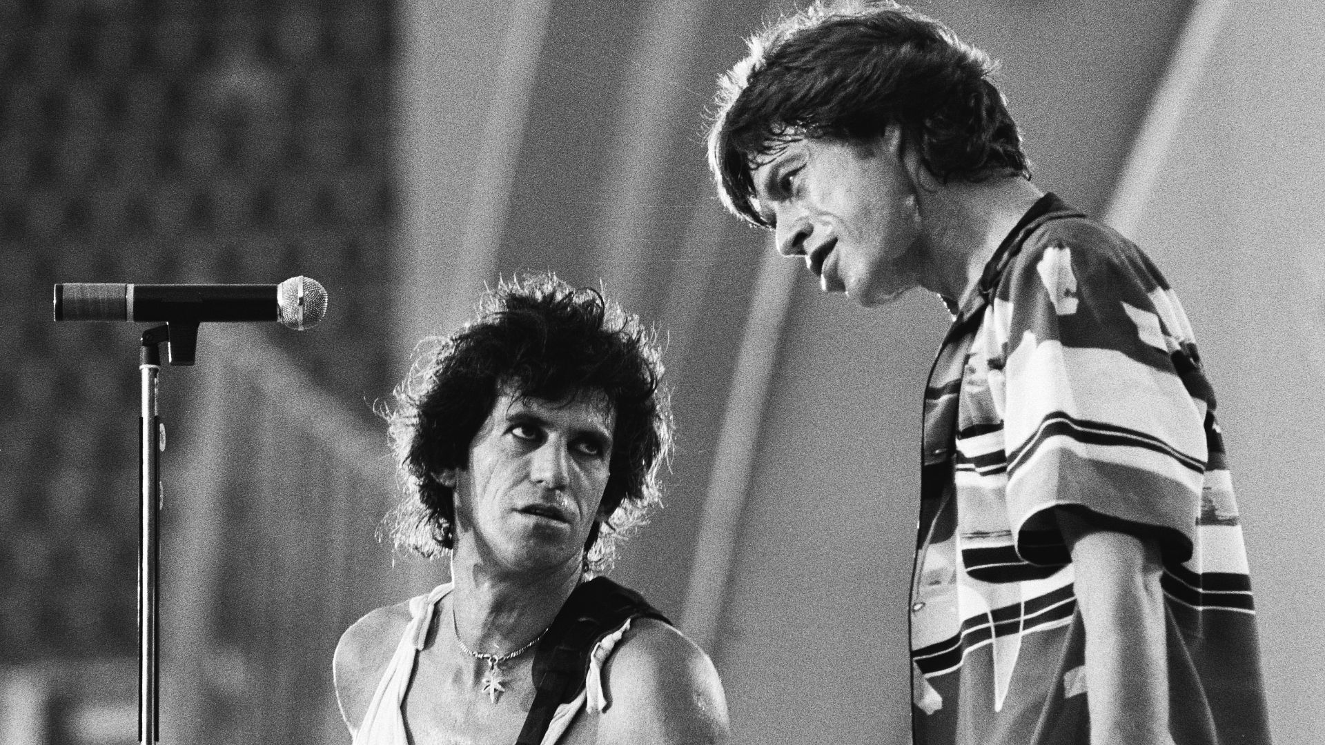 Collectie / Archief : Fotocollectie Anefo
Reportage / Serie : [ onbekend ]
Beschrijving : Optreden Rolling Stones in het Feijenoordstadion, Rotterdam; Mick Jagger en Keith Richard
Datum : 2 juni 1982
Locatie : Rotterdam, Zuid-Holland
Trefwoorden : popgroe