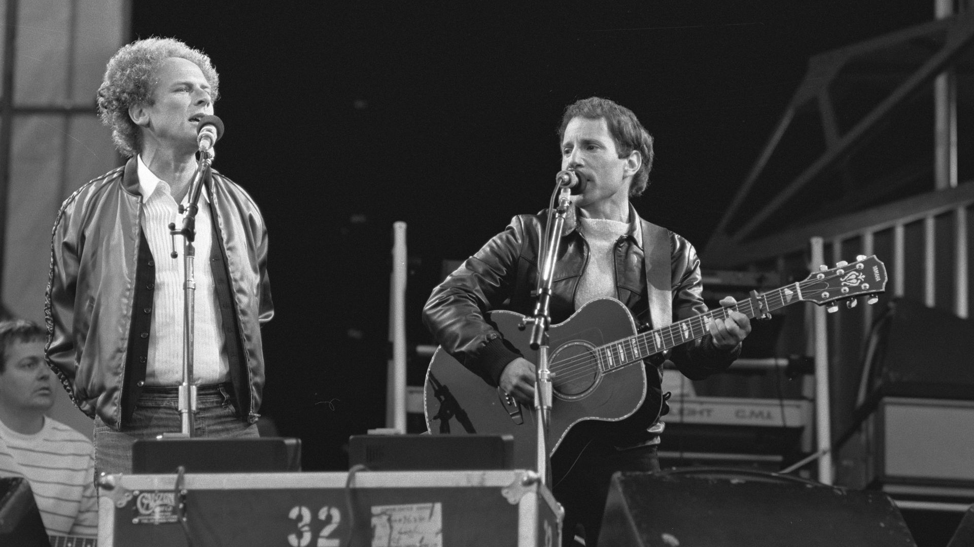 Collectie / Archief : Fotocollectie Anefo
Reportage / Serie : [ onbekend ]
Beschrijving : Optreden Simon and Garfunkel (links) in Feijenoordstadion, Rotterdam
Datum : 12 juni 1982
Locatie : Rotterdam, Zuid-Holland
Trefwoorden : musici, muziek, popgroepen,