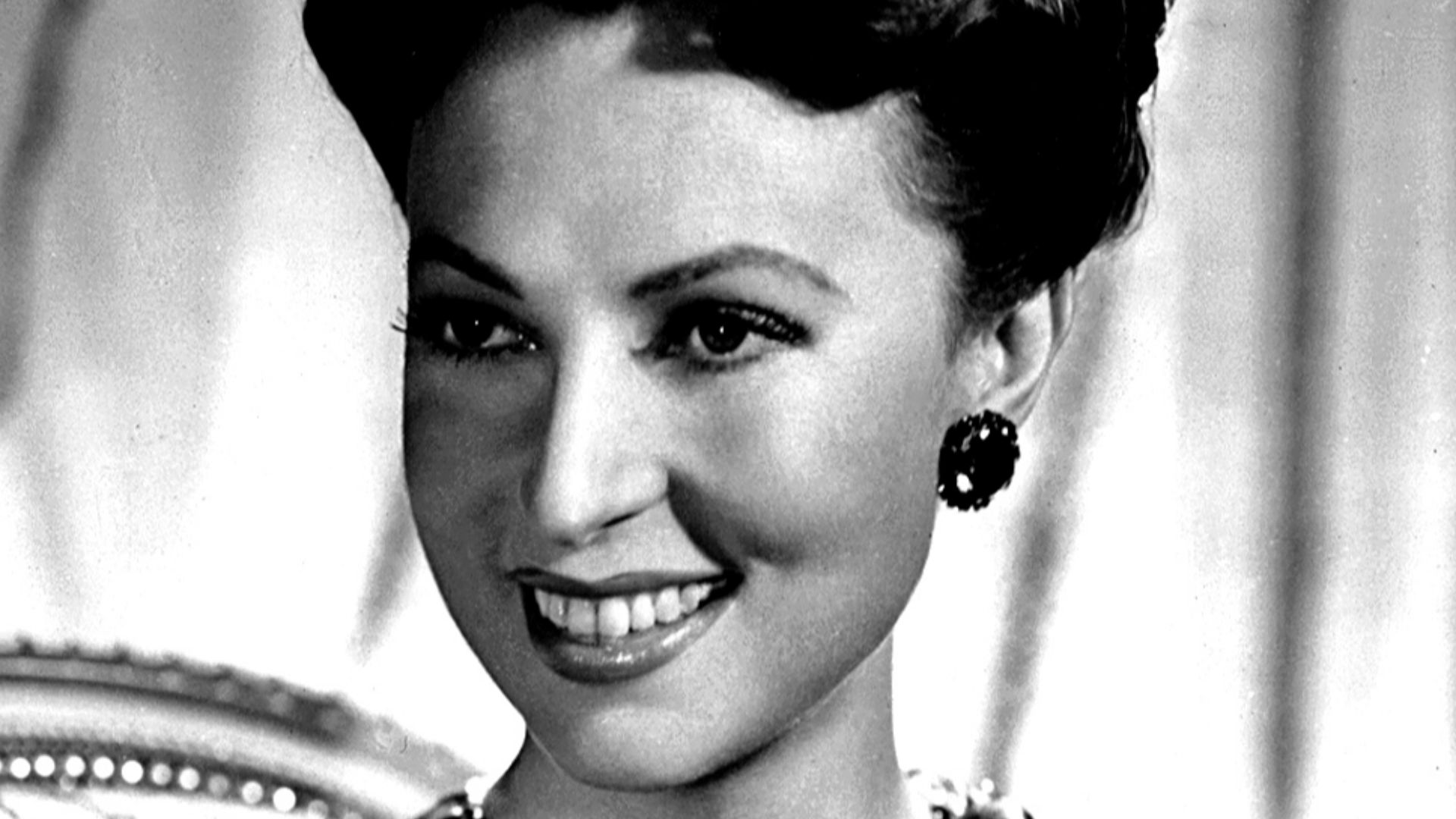 Publicity photo of Agnes Moorehead