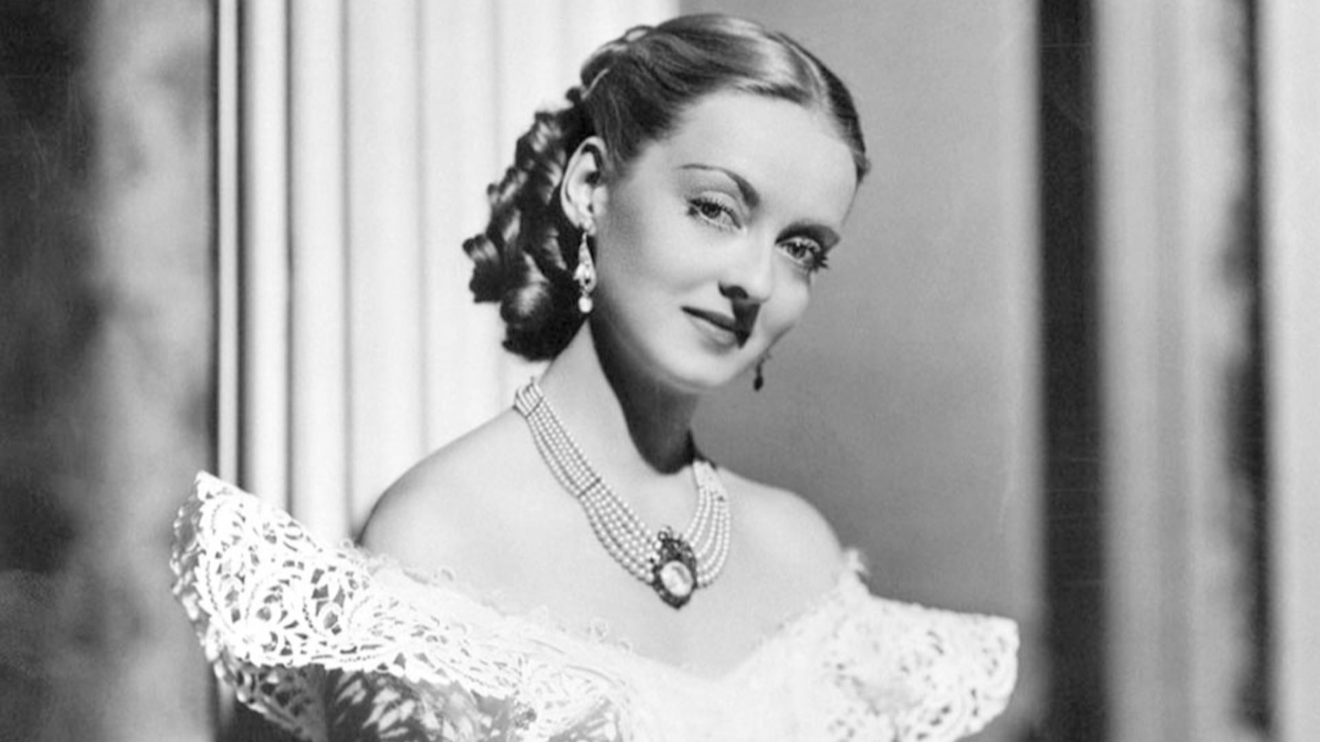 Promotional photograph of Bette Davis in the 1938 film Jezebel