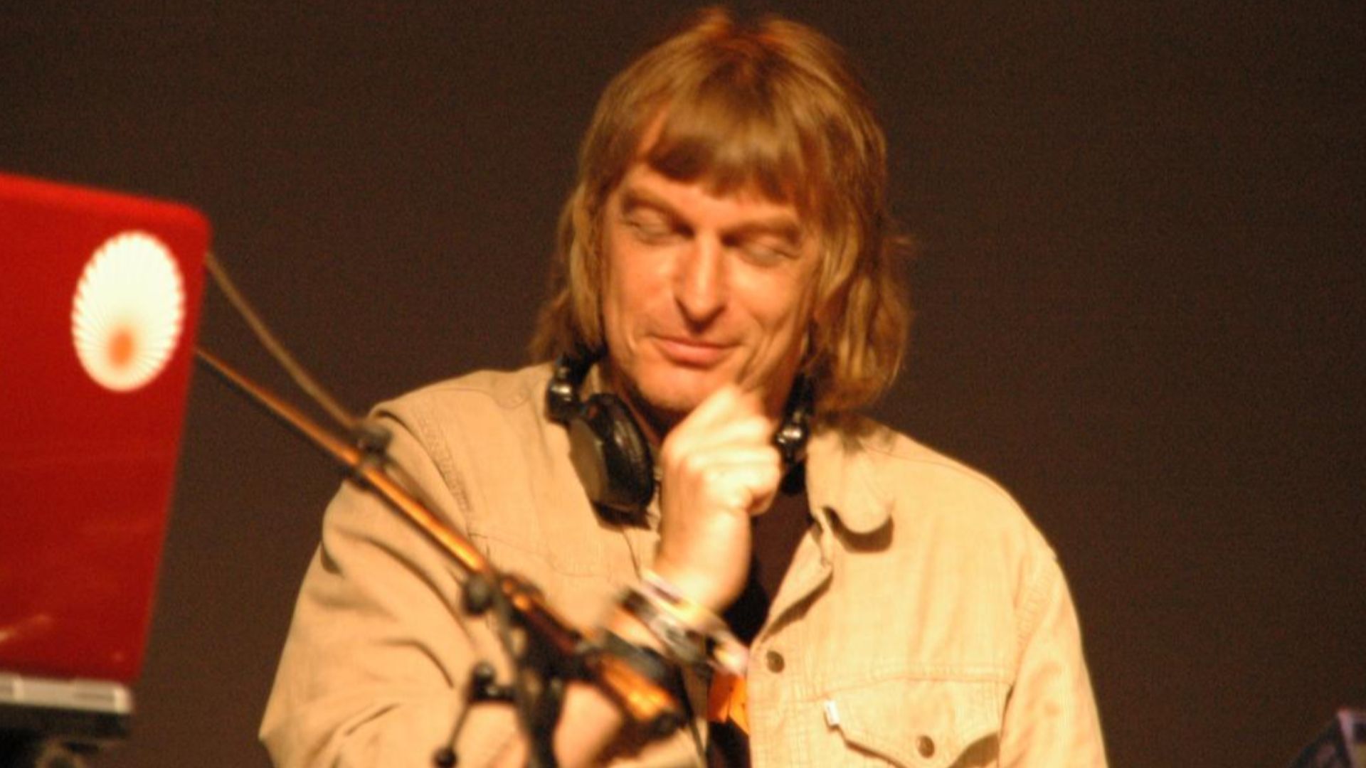 Matt Black from British music duo Coldcut during their live performance at Rathaus/Arkadenhof Vienna, Jazz Fest Wien 2006 

[1]cookin with coldcut