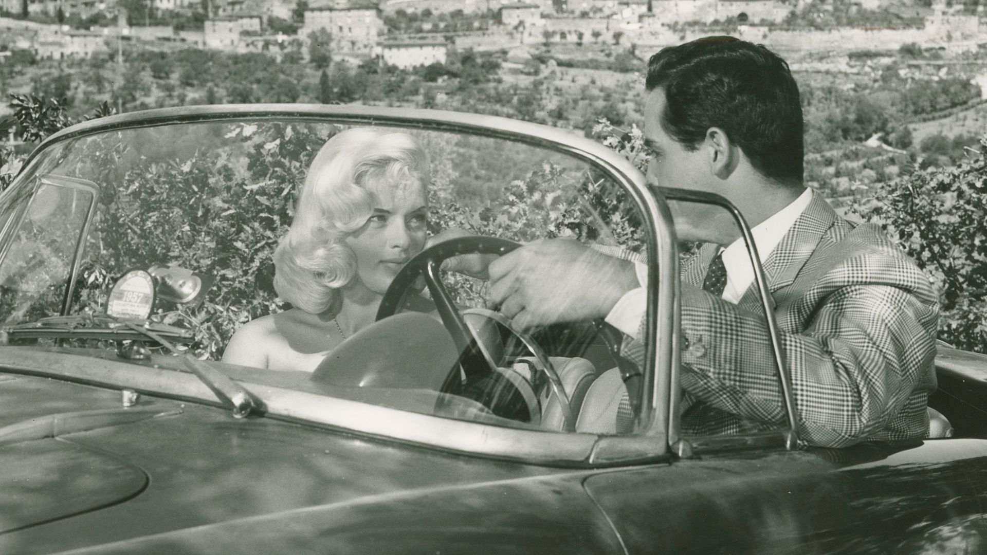 Diana Dors and Vittorio Gassman in a scene from La ragazza del Palio, a 1957 film directed by Luigi Zampa. In the background, the Tuscan town of San Gimignano.