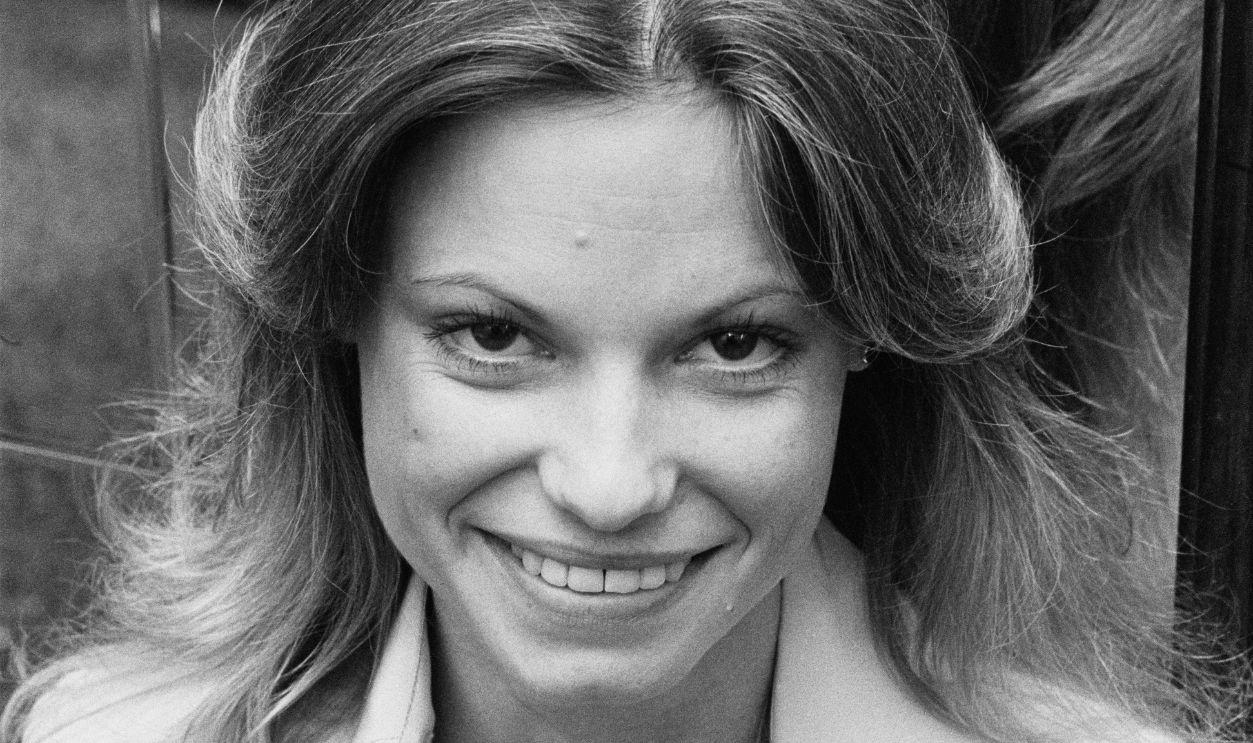 Getty Images - 2278272270 - American actress Kay Lenz, wearing a light-coloured open collar shirt, in London, England, 4th March 1977.
