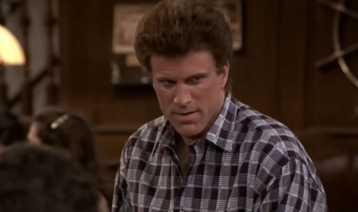 Screenshot from Cheers (1982-1993)