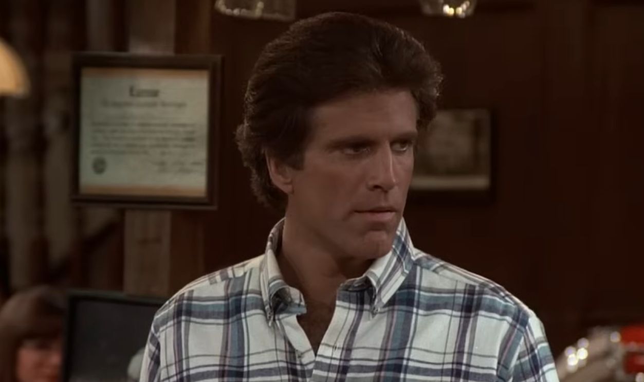 Screenshot from Cheers (1982–1993)