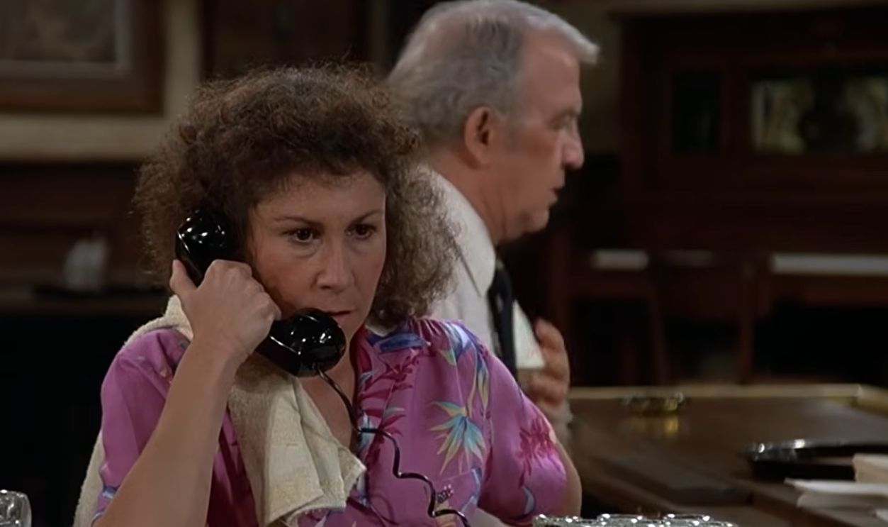 Screenshot from Cheers (1982–1993)