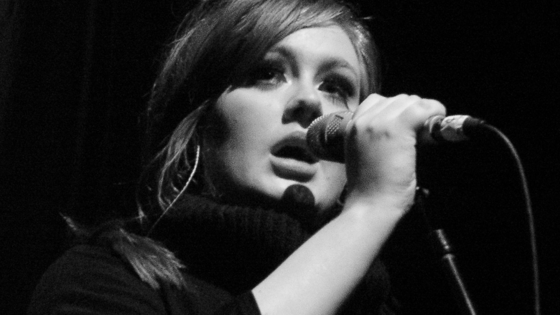 Adele on a concert in January 2009.