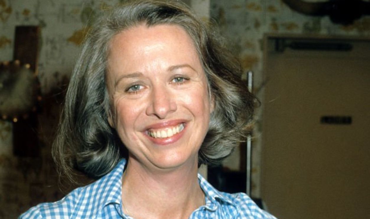 Actress Polly Holliday poses for a portrait in circa 1985. 