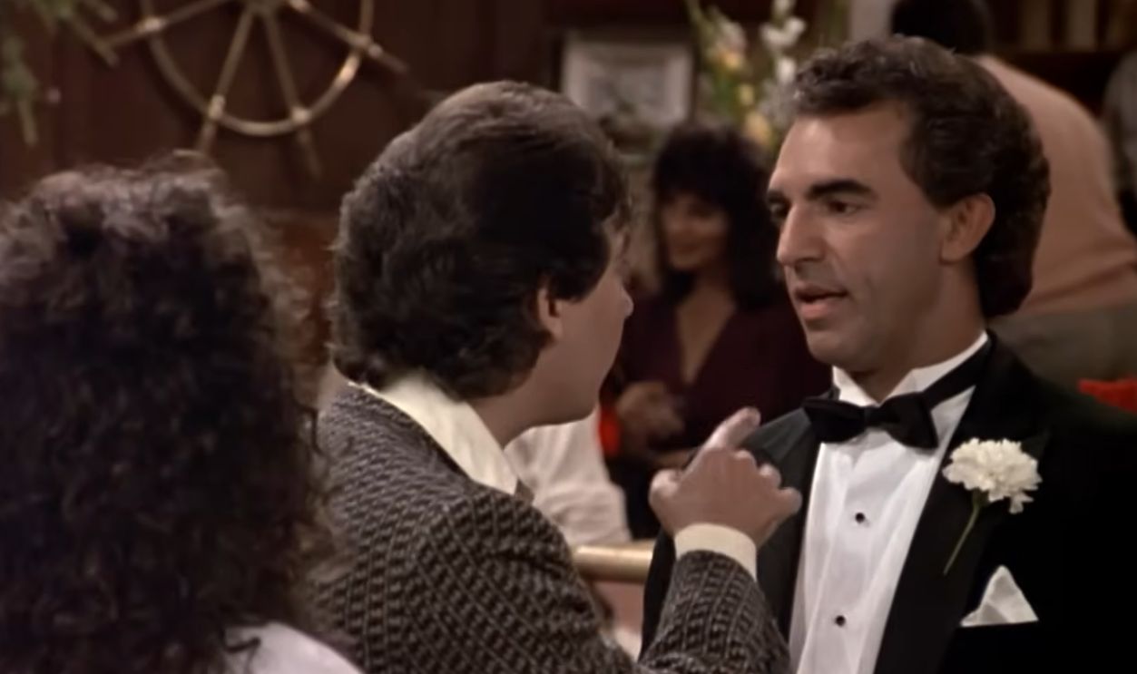 Screenshot from Cheers (1982–1993)