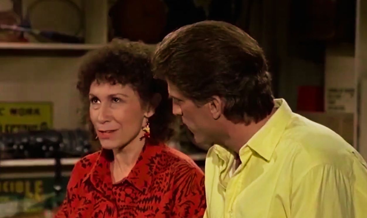 Screenshot from Cheers (1982–1993)