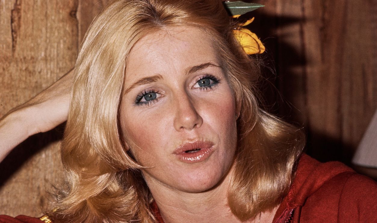 American actress Suzanne Somers wearing a red hooded jersey, red pants and red boots, circa 1975.