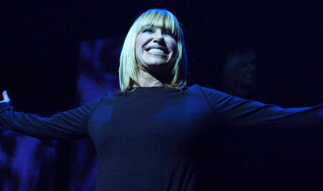 Suzanne Somers performs during the curtain call of her new play