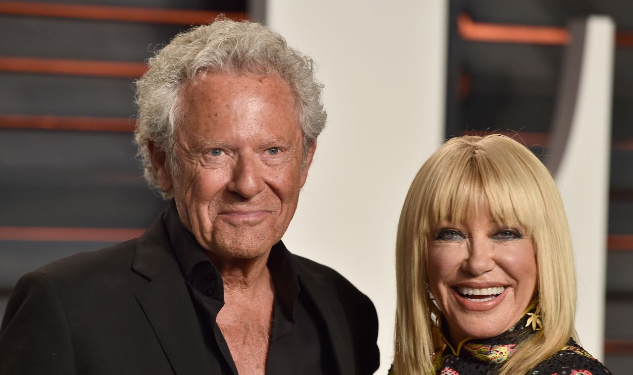 Producer Alan Hamel (L) and actress Suzanne Somers attend the 2016 Vanity Fair Oscar Party Hosted By Graydon Carter at the Wallis Annenberg Center for the Performing Arts on February 28, 2016 in Beverly Hills, California.