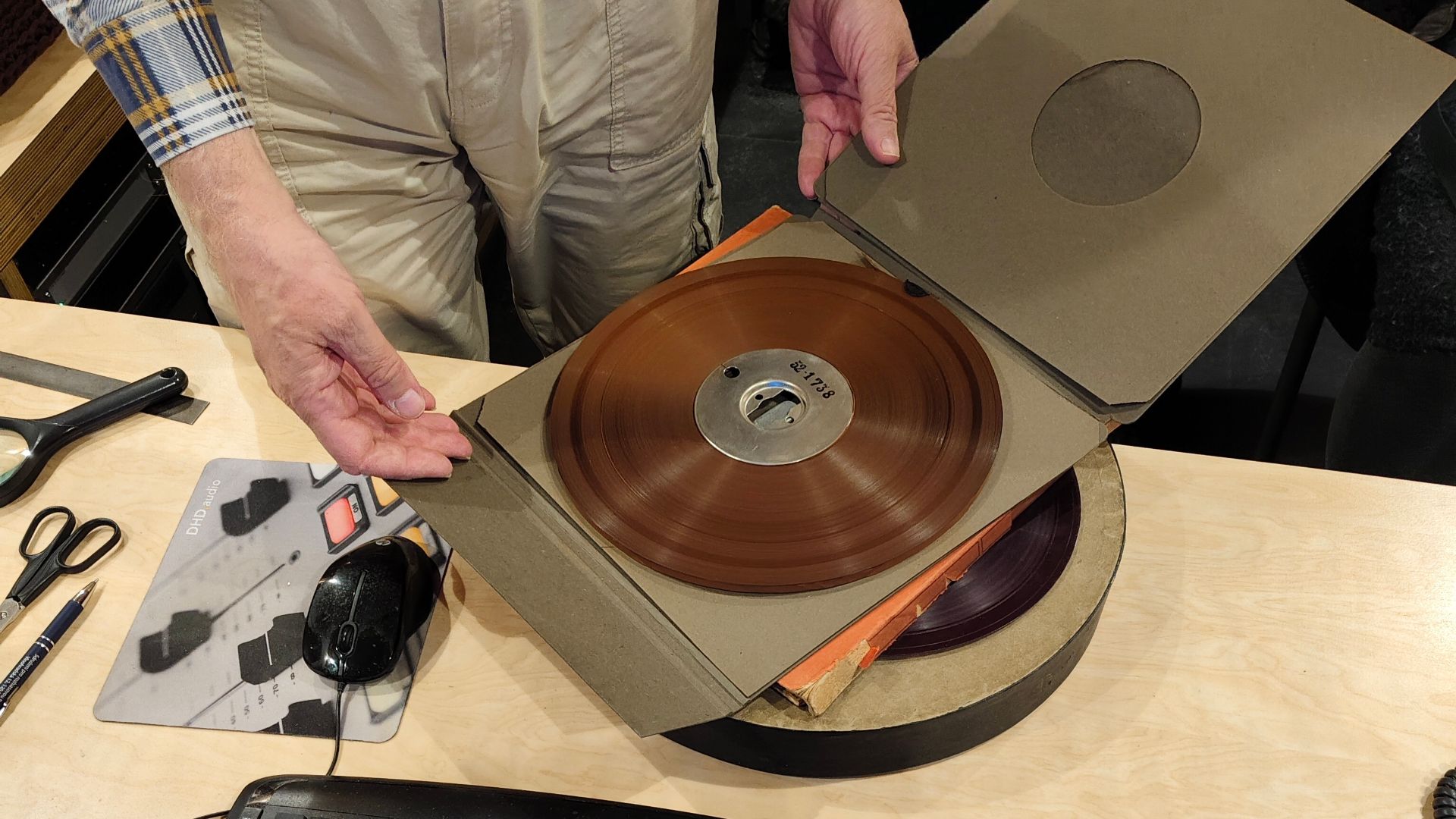 Recording sound on magnetic tape began to be used in the Czechoslovak Radio at the turn of the 1940s and 1950s. Unique recordings, for example from political trials from the early 1950s, were already made on magnetic tape and later digitized. The picture 
