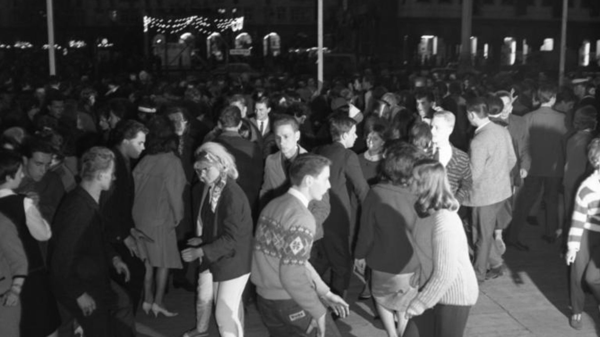 For documentary purposes the German Federal Archive often retained the original image captions, which may be erroneous, biased, obsolete or politically extreme. Zentralbild/Hochneder
17.5.1964
Sonderdienst Deutschlandtreffen
Tanz am Pfingstsonnabendabend.