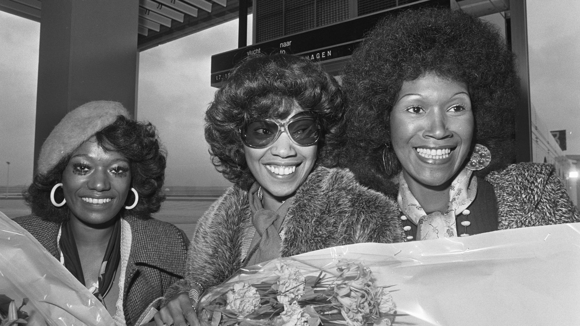 Collectie / Archief : Fotocollectie Anefo
Reportage / Serie : [ onbekend ]
Beschrijving : Pointer Sisters aangekomen op Schiphol voor optreden in Nederland; de Pointer Sisters (3) na aankomst
Datum : 27 september 1974
Locatie : Noord-Holland, Schiphol
Tre