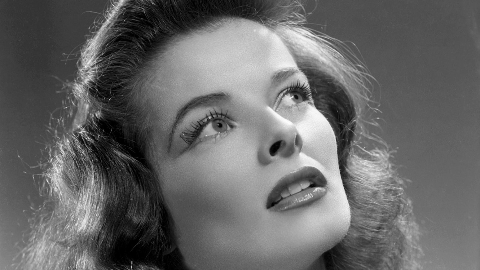 Grayscale Portrait Photo of Katharine Hepburn looking upwards