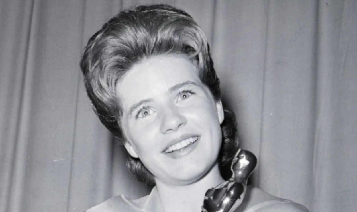4/8/1963-Santa Monica, CA- Patty Duke, first child star ever to win a major award at the Academy Awards, is pictured here 4/8 with her Oscar as the Best Supporting Actress for her role in "The Miracle Worker."