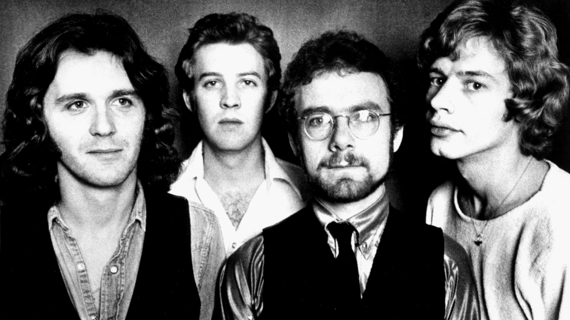 J. Wetton, D. Cross, R. Fripp and B. Bruford:


King Crimson in a 1974 press photo. The lineup depicted lasted from 1972 to 1974. The photo was distributed by Atlantic Records, which was King Crimson's record label in the US. No copyright markings on the 