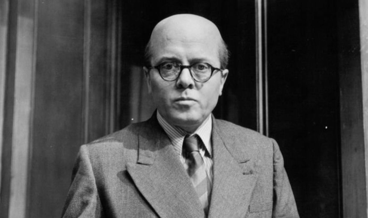 Richard Attenborough in the witness box in a scene from the film '10 Rillington Place', 1971.