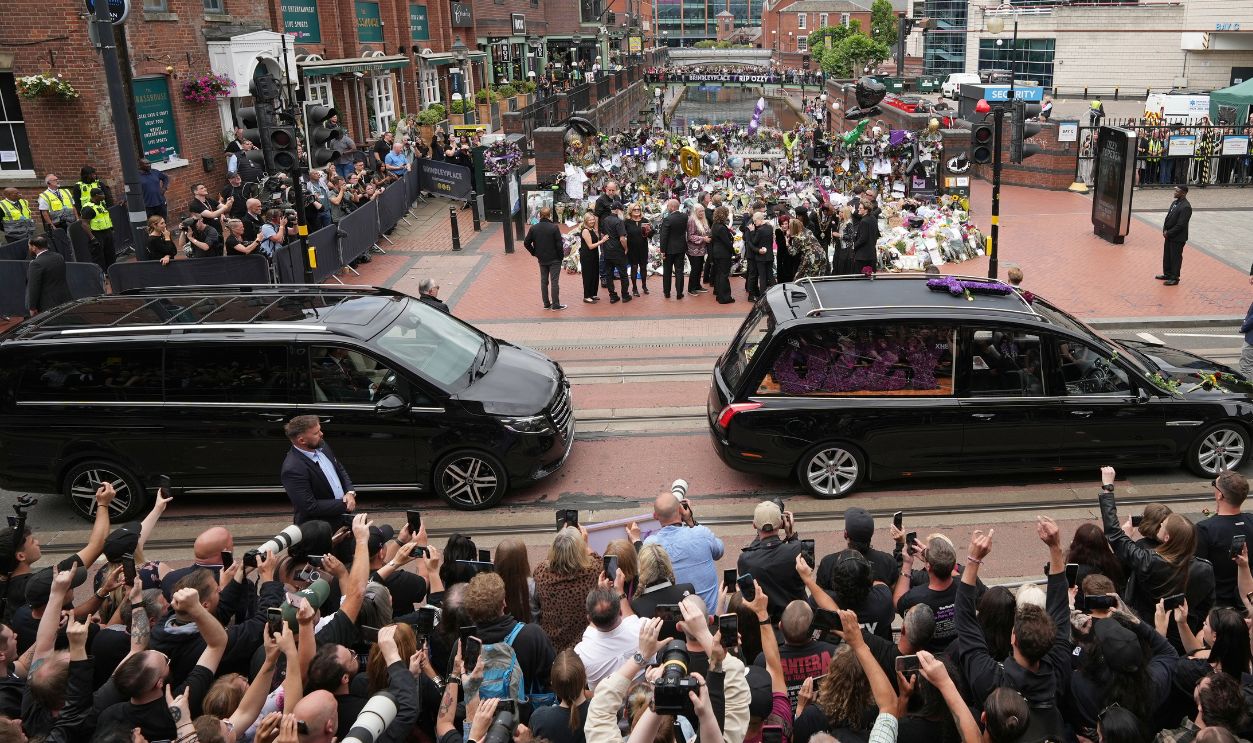  Sharon Osbourne, Jack Osbourne, Kelly Osbourne and Aimee Osbourne stop to view tributes to the late Ozzy Osbourne from fans at Black Sabbath Bench and Bridge as his funeral cortege travels through his home city of Birmingham on July 30, 2025 in Birmingham, England. The Black Sabbath frontman passed away on July 22nd at the age of 76. His death occurred just a little over two weeks after his final live performance at the 'Back to the Beginning' concert in his hometown of Birmingham. 