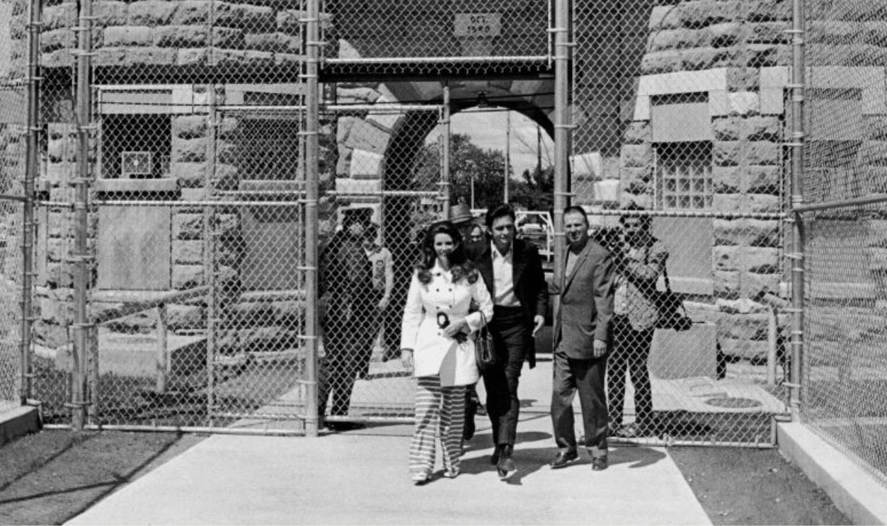  Johnny Cash And Wife June Leaving Prison