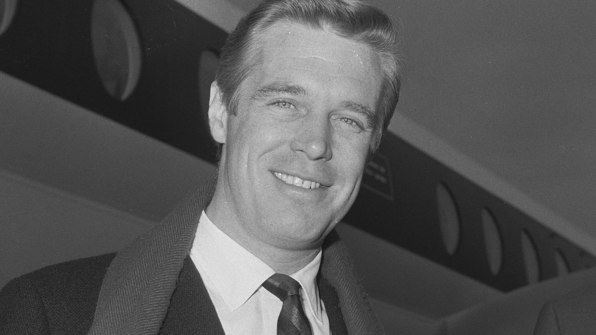 Collectie / Archief : Fotocollectie Anefo
Reportage / Serie : [ onbekend ]
Beschrijving : George Peppard (Amerikaanse filmacteur) op Schiphol 
Datum : 25 februari 1964 
Locatie : Noord-Holland, Schiphol 
Trefwoorden : filmacteurs, toneelspelers 
Persoonsn