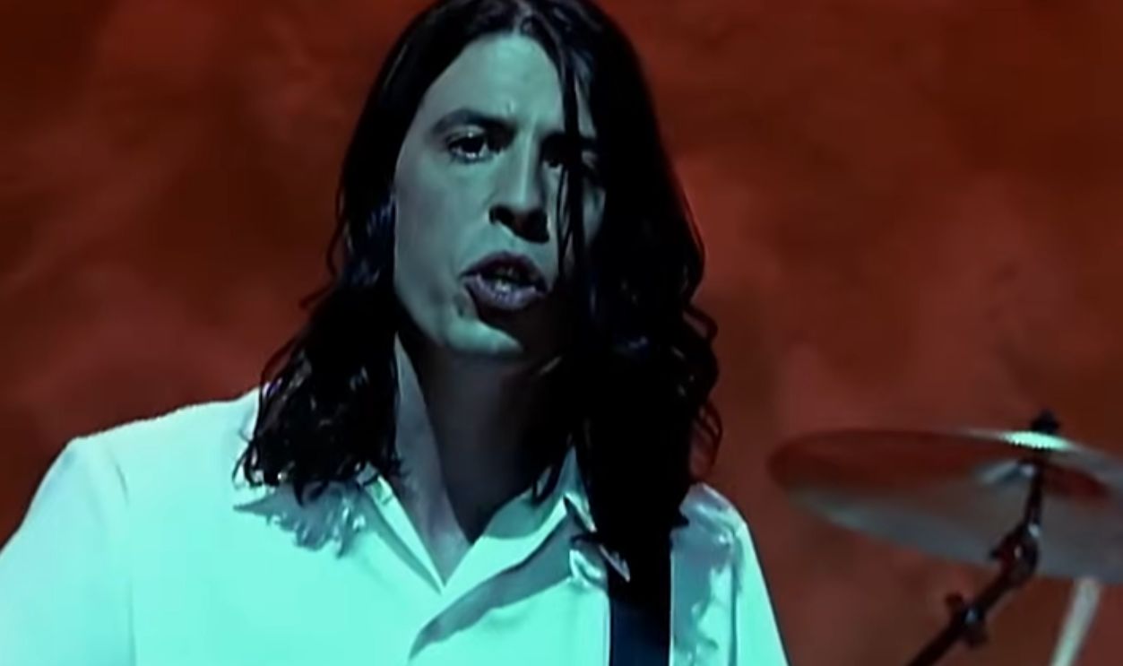 Screenshot from I'll Stick Around (1995)