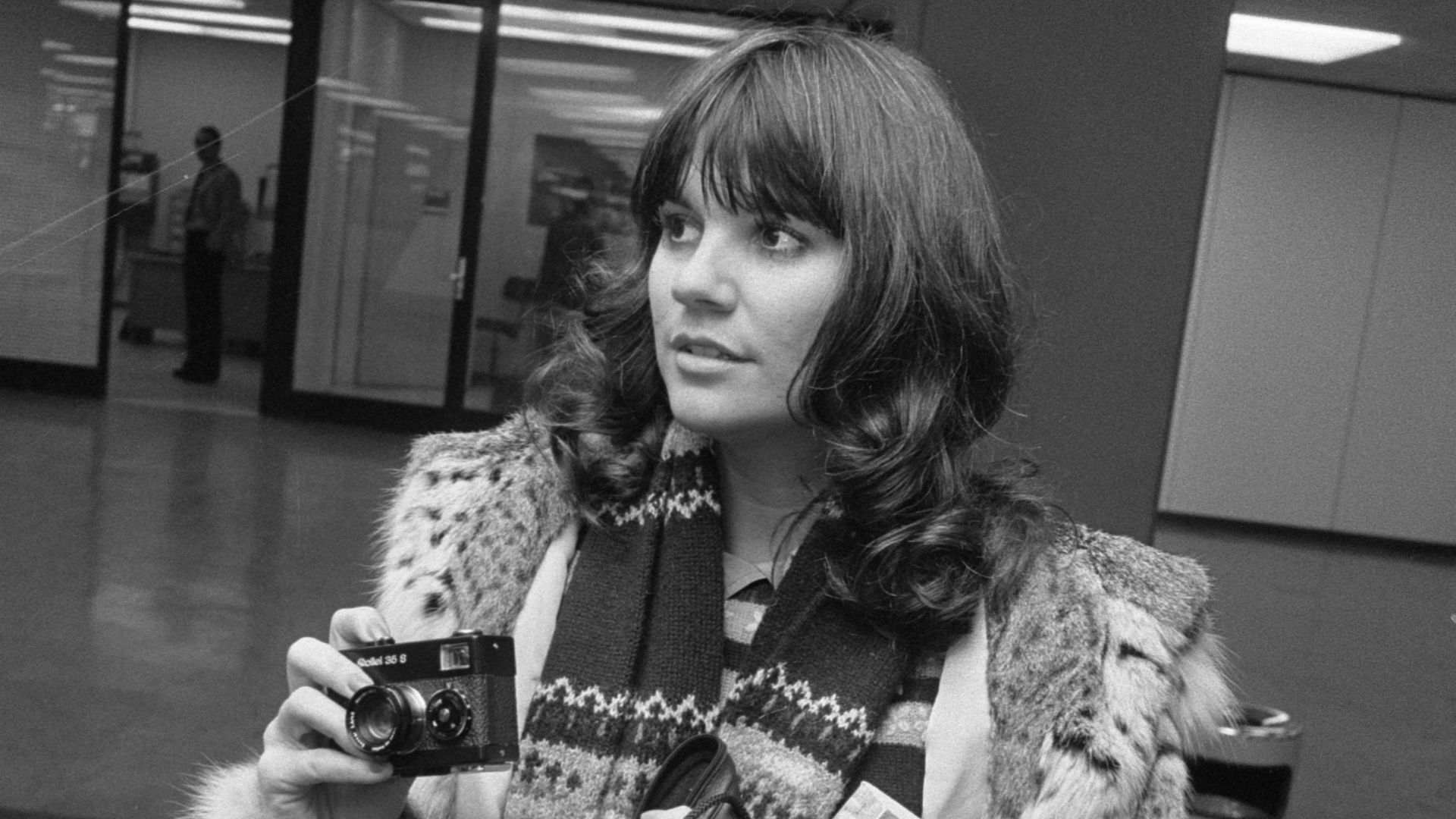 Collectie / Archief : Fotocollectie Anefo
Reportage / Serie : [ onbekend ]
Beschrijving : Zangeres Linda Ronstadt op Schiphol
Datum : 20 november 1976
Locatie : Noord-Holland, Schiphol
Trefwoorden : zangeressen
Fotograaf : Bogaerts, Rob / Anefo
Auteursrec