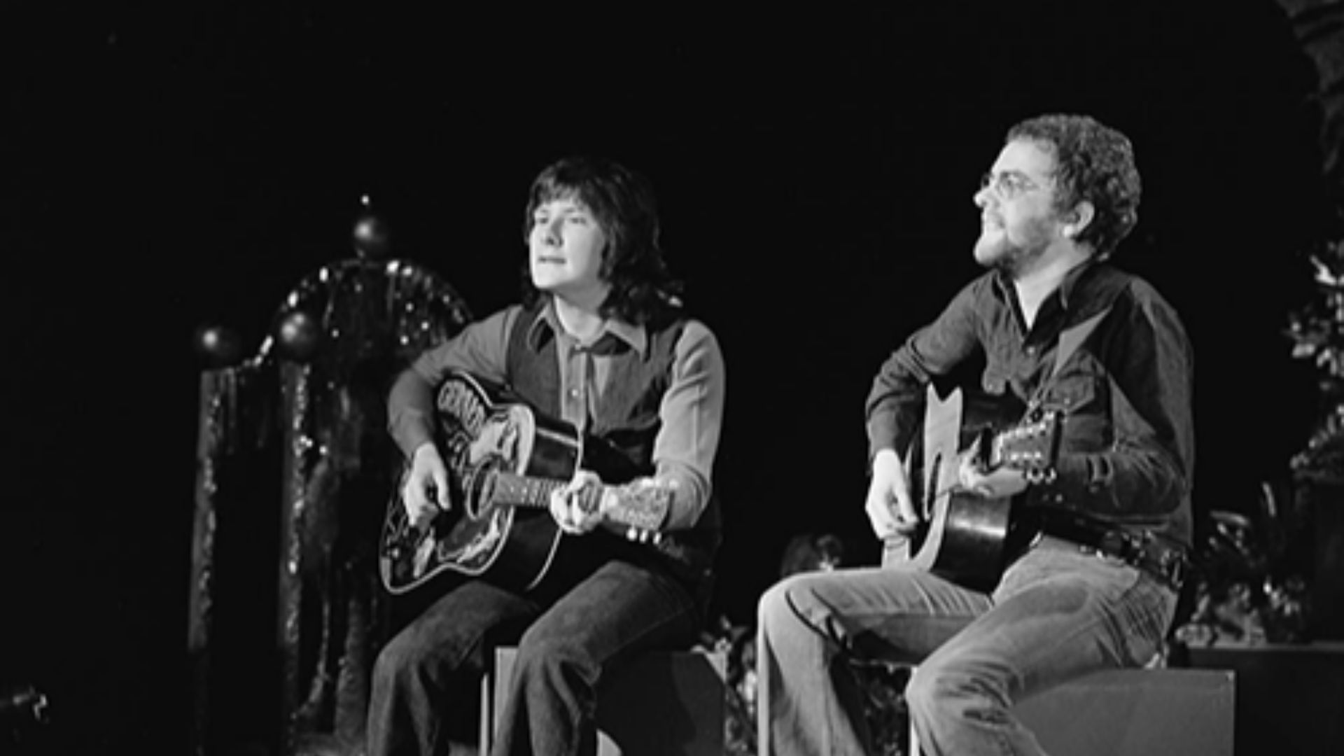 Stealers Wheel in AVRO's TopPop (Dutch television show) in 1973. From left to right: Gerry Rafferty, Joe Egan.