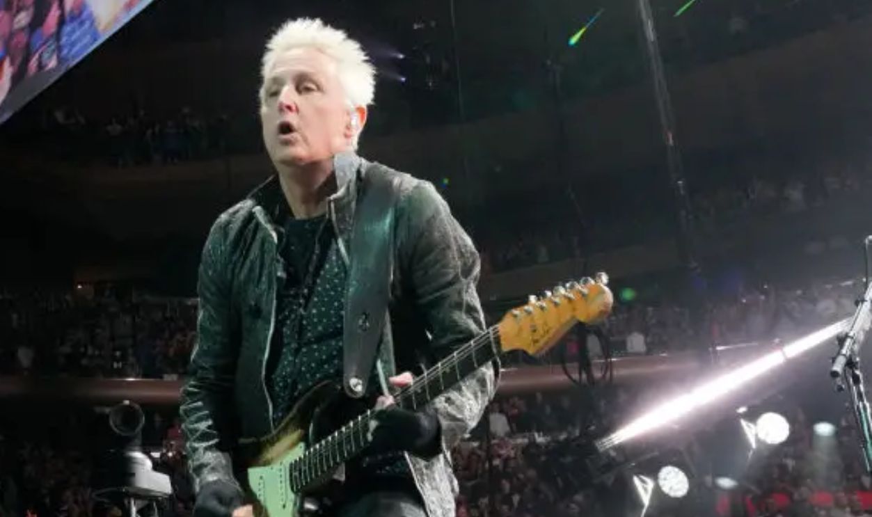 NEW YORK, NEW YORK - SEPTEMBER 11: Mike McCready of Pearl Jam performs onstage at Madison Square Garden on September 11, 2022 in New York City.