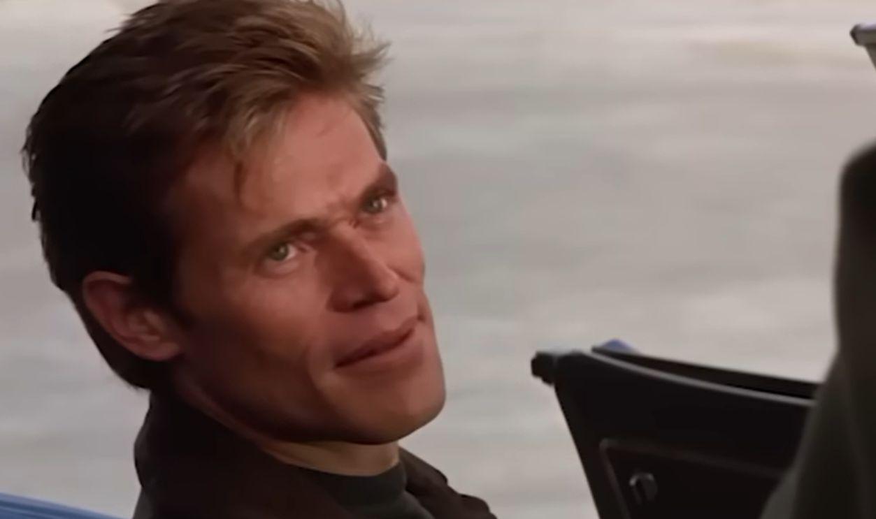 Screenshot from White Sands (1992)
