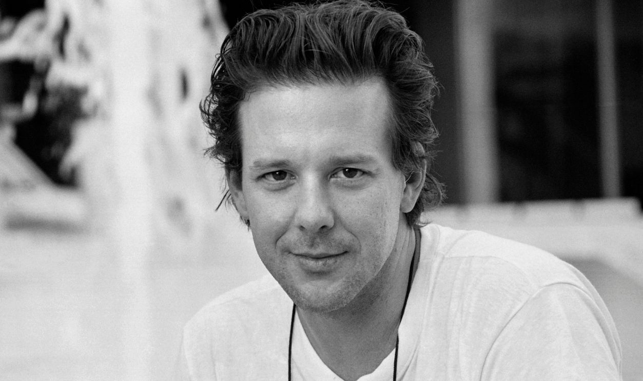 GettyImages - 516833856 - US actor Mickey Rourke poses on October 10, 1985 in Nice after the screening of the film Year of the Dragon directed by Michael Cimino.