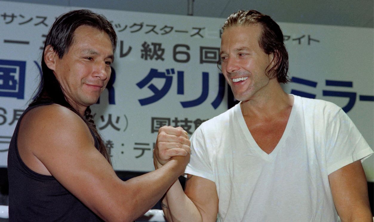 Getty Images - 516830064 - US actor Mickey Rourke (R) shakes hands with his opponent Darrell Miller of the United States after their joint press conference at a boxing gym in Tokyo On June 21, 1992.