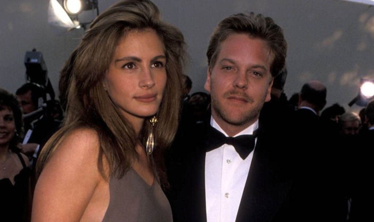 Actress Julia Roberts and actor Kiefer Sutherland attend the 62nd Annual Academy Awards on March 26, 1990 at Dorothy Chandler Pavilion, Music Center in Los Angeles, California. 
