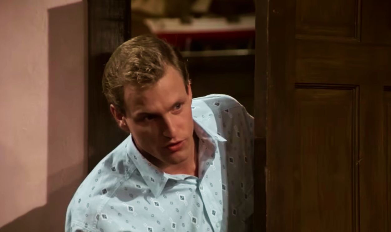 Screenshot from Cheers (1982-1993)