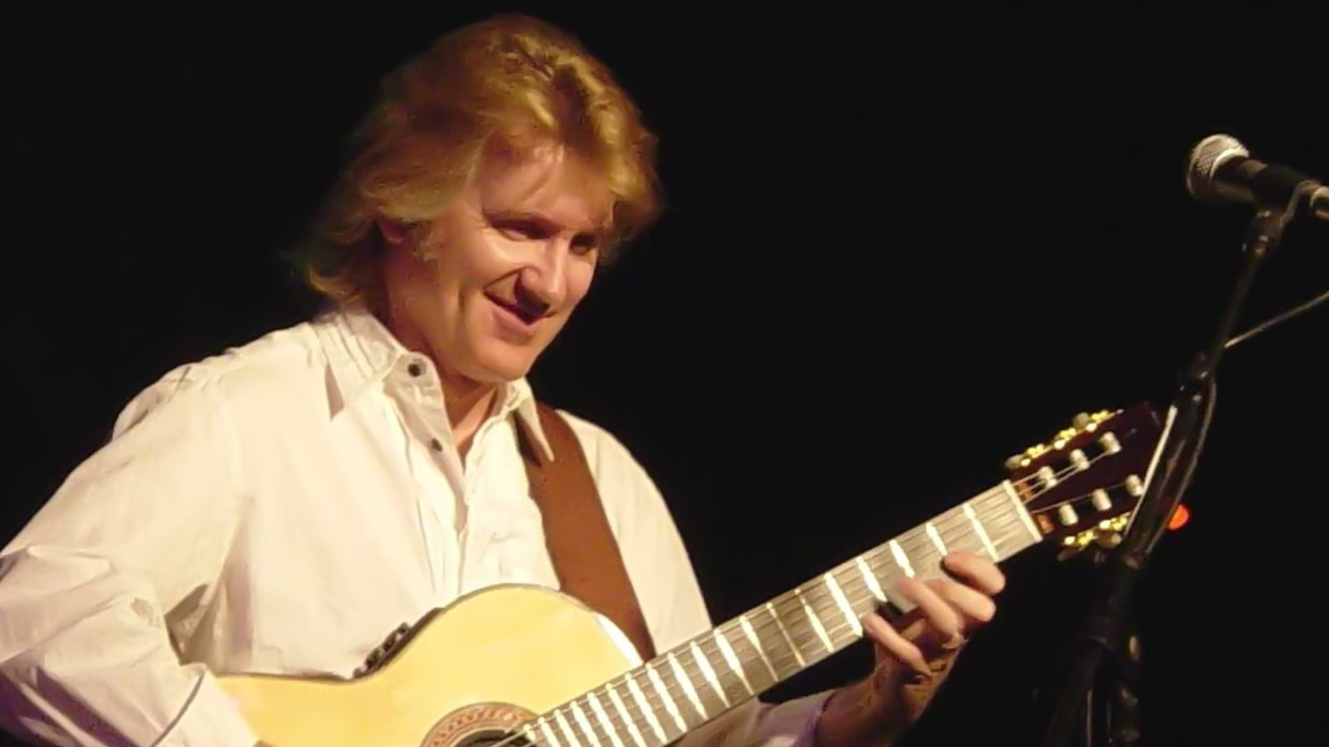 Rik Emmett at The Coach House, San Juan Capistrano. 10 October 2002.