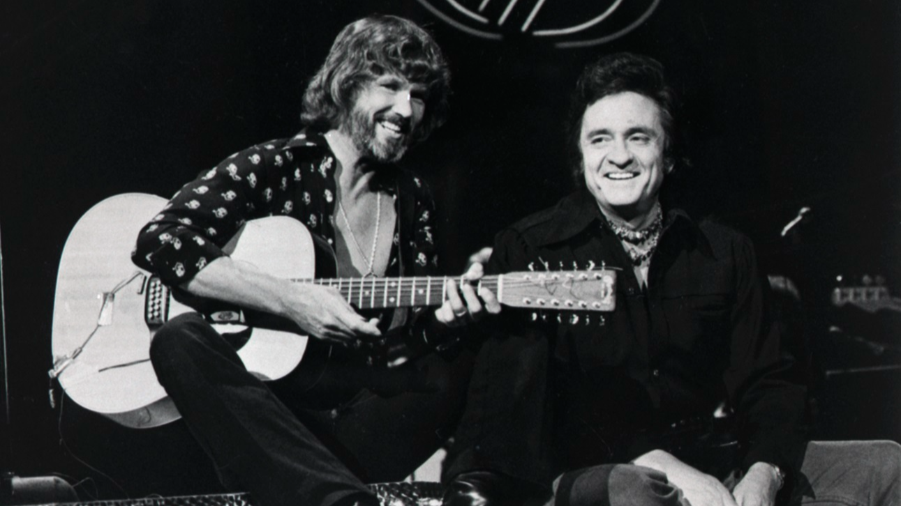 Kris Kristofferson (L) and Johnny Cash perform a duet - 1976