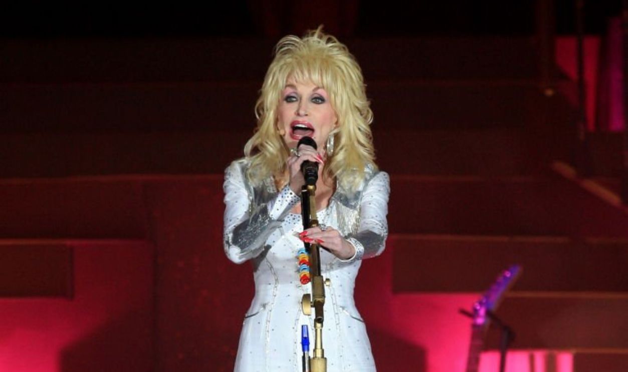 UNITED KINGDOM - MARCH 20: MANCHESTER EVENING NEWS ARENA Photo of Dolly Parton, Dolly Parton plays the MEN Arena., ........ Pic Jim Sharp (07974 356-333)