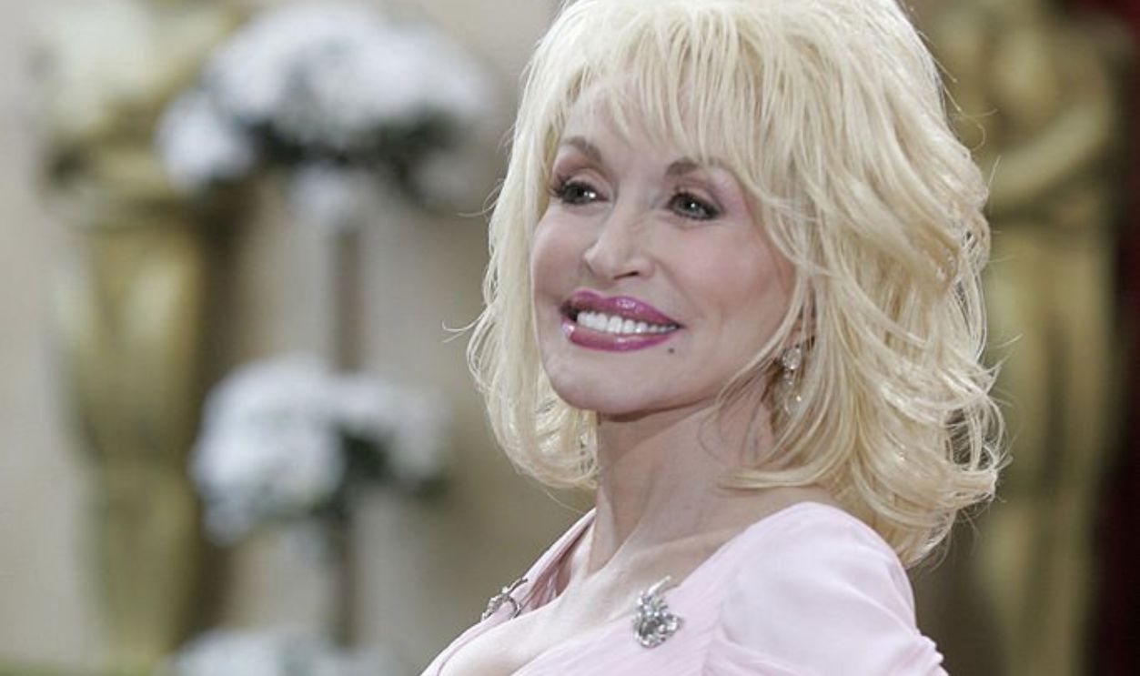 Hollywood, UNITED STATES: US singer and actress Dolly Parton arrives 05 March, 2006, for the 78th Academy Awards to be presented at the Kodak Theater in Hollywood, California. AFP PHOTO/ROBYN BECK