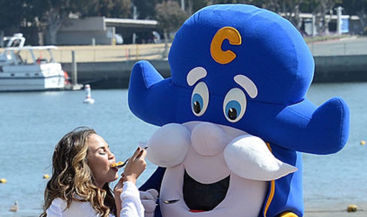 Getty Images - 494176187 - Chrissy Teigen Spotted On The Beach With Cap'n Crunch.