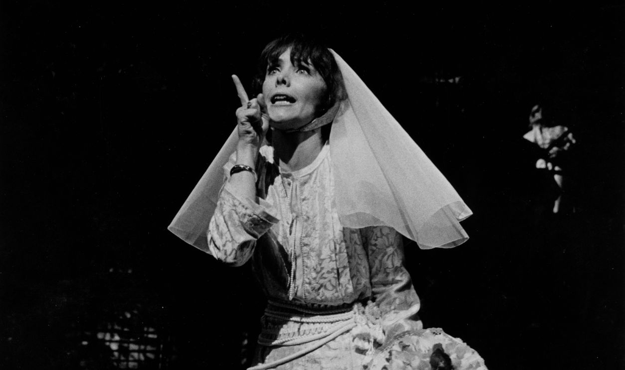 Getty Images - 501163793 - Actress Beth Howland performs during the stage play of "Company" in New York.
