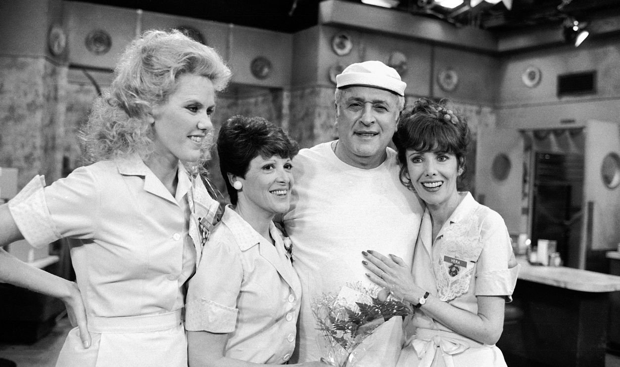 Getty Images - 1665816530 - Actor Vic Tayback with cast members Linda Lavin (2nd L), Beth Howland (R) and Celia Weston during final taping of television show Mels Diner, January 15, 1985 in Los Angeles, California.