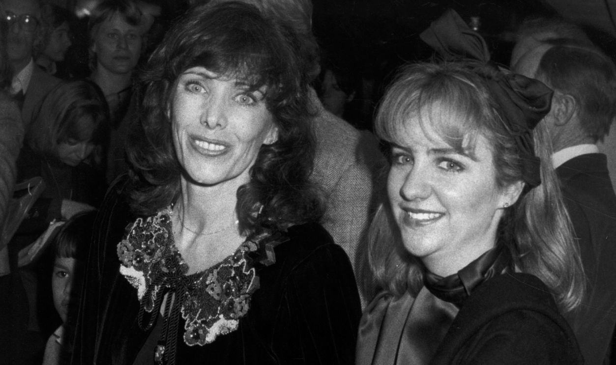 Getty Images - 2178702404 - American actor Beth Howland (1941 - 2015) and her daughter, Holly Pollard, attend the 39th annual Golden Globe Awards at the Beverly Hilton Hotel, Beverly Hills, California.