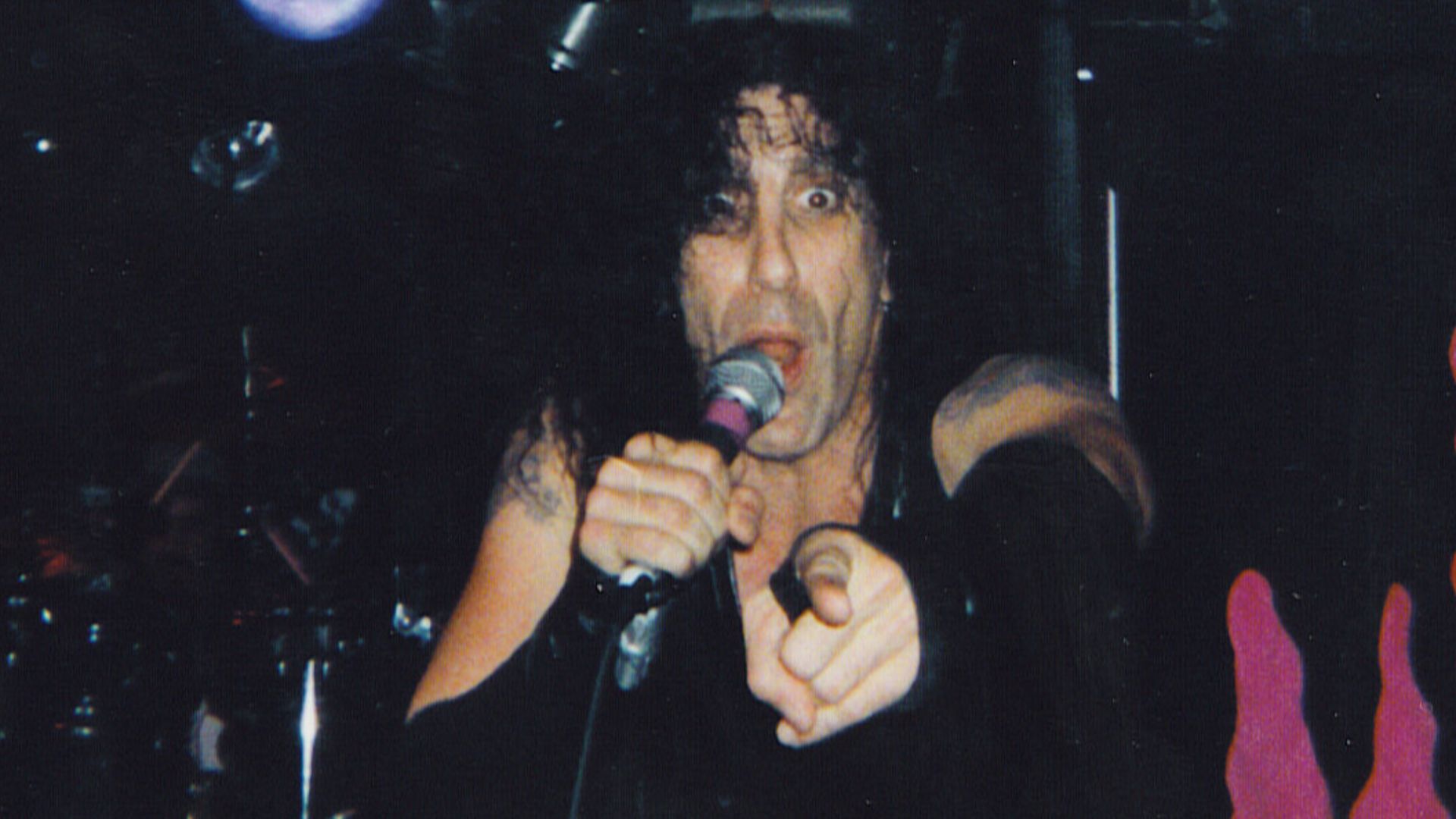 Dee Snider of Twisted Sister playing live in December 1998 at the Station in West Warwick, Rhode Island.
